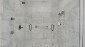 Gulf-front in Destin! Community Pool, Minutes to Beach