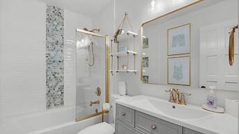 Gulf-front in Destin! Community Pool, Minutes to Beach