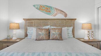 Gulf-front in Destin! Community Pool, Minutes to Beach