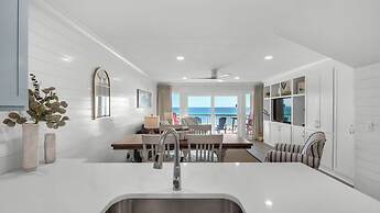 Gulf-front in Destin! Community Pool, Minutes to Beach