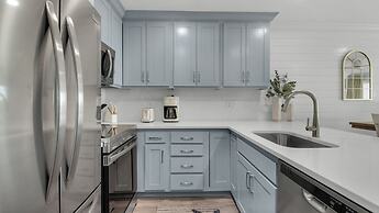 Gulf-front in Destin! Community Pool, Minutes to Beach