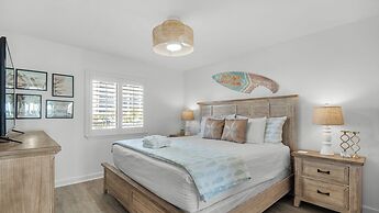 Gulf-front in Destin! Community Pool, Minutes to Beach