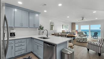 Gulf-front in Destin! Community Pool, Minutes to Beach