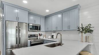 Gulf-front in Destin! Community Pool, Minutes to Beach