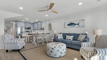 Gulf-front in Destin! Community Pool, Minutes to Beach
