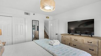 Gulf-front in Destin! Community Pool, Minutes to Beach