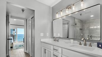 Gulf-front in Destin! Community Pool, Minutes to Beach