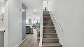 Gulf-front in Destin! Community Pool, Minutes to Beach