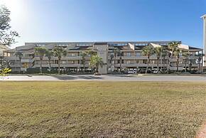 Gulf-front in Destin! Community Pool, Minutes to Beach