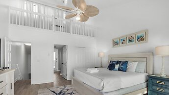 Gulf-front in Destin! Community Pool, Minutes to Beach