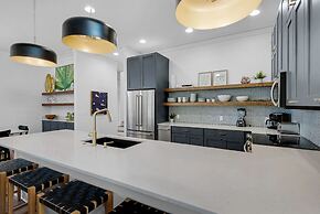 Modern Beach Home w/ 6-seater Golf Cart - Amazing Patio