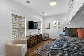 Modern Beach Home w/ 6-seater Golf Cart - Amazing Patio