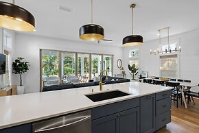 Modern Beach Home w/ 6-seater Golf Cart - Amazing Patio