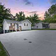 Serene Downtown Clarksville Villa