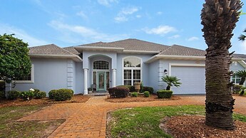 Private Pool + Golf Cart & Dog Friendly, Minutes to Beach in Miramar B