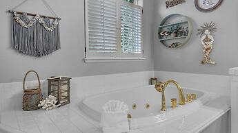 Private Pool + Golf Cart & Dog Friendly, Minutes to Beach in Miramar B