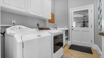 Private Pool + Golf Cart & Dog Friendly, Minutes to Beach in Miramar B