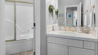 Private Pool + Golf Cart & Dog Friendly, Minutes to Beach in Miramar B