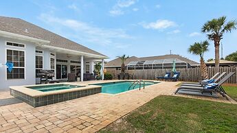 Private Pool + Golf Cart & Dog Friendly, Minutes to Beach in Miramar B