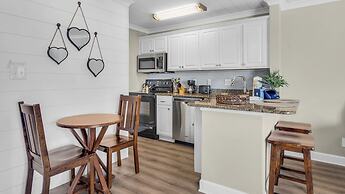 Destin Studio With Resort Amenities and Private Beach Access