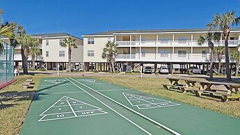 Destin Studio With Resort Amenities and Private Beach Access