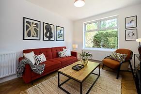 The West Byfleet Place - Modern 3bdr Flat With Garden