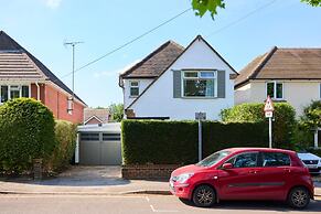 The West Byfleet Place - Modern 3bdr Flat With Garden