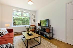 The West Byfleet Place - Modern 3bdr Flat With Garden