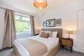 The West Byfleet Place - Modern 3bdr Flat With Garden