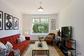 The West Byfleet Place - Modern 3bdr Flat With Garden