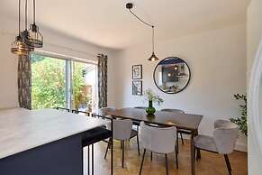 The West Byfleet Place - Modern 3bdr Flat With Garden