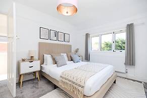 The West Byfleet Place - Modern 3bdr Flat With Garden