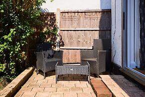 The West Byfleet Place - Modern 3bdr Flat With Garden
