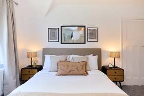 The West Byfleet Place - Modern 3bdr Flat With Garden