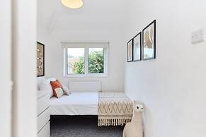 The West Byfleet Place - Modern 3bdr Flat With Garden