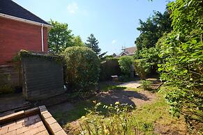 The West Byfleet Place - Modern 3bdr Flat With Garden