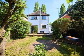 The West Byfleet Place - Modern 3bdr Flat With Garden