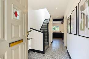 The West Byfleet Place - Modern 3bdr Flat With Garden