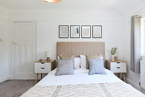 The West Byfleet Place - Modern 3bdr Flat With Garden