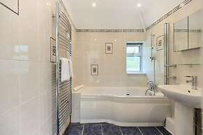 The West Byfleet Place - Modern 3bdr Flat With Garden