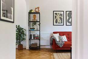 The West Byfleet Place - Modern 3bdr Flat With Garden