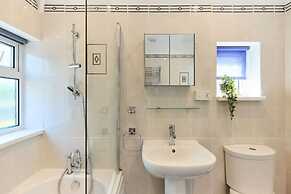 The West Byfleet Place - Modern 3bdr Flat With Garden