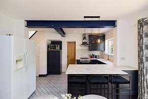 The West Byfleet Place - Modern 3bdr Flat With Garden
