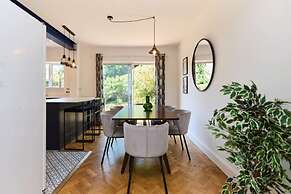 The West Byfleet Place - Modern 3bdr Flat With Garden