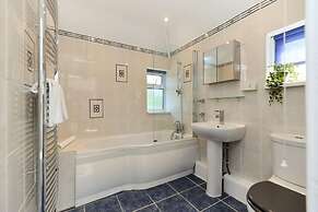 The West Byfleet Place - Modern 3bdr Flat With Garden