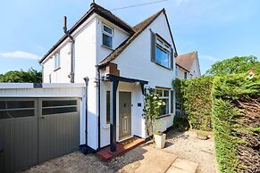 The West Byfleet Place - Modern 3bdr Flat With Garden