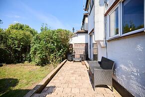 The West Byfleet Place - Modern 3bdr Flat With Garden