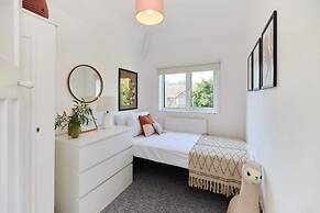 The West Byfleet Place - Modern 3bdr Flat With Garden