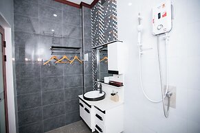 Ruby Riverside Hotel & Hostel