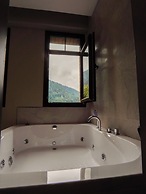 Ayder Altiparmak  Suit